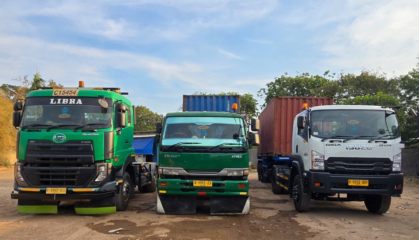 Truk mengangkut container 20ft